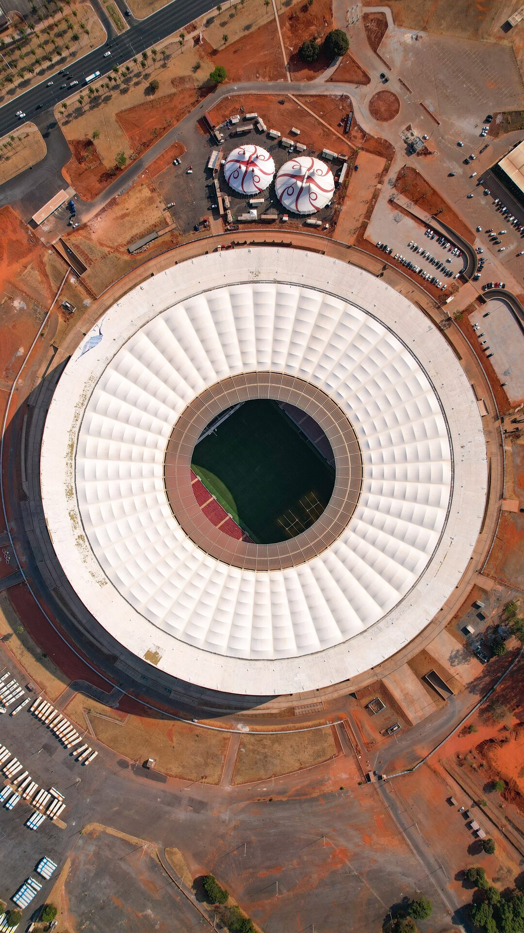 Estádio Mané Garrincha em Brasília visto de cima por drone